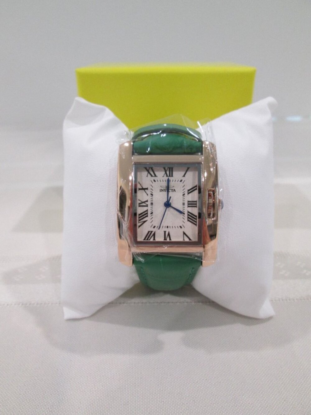 💚 Invicta Ladies’ Gold Tone & Green Adjustable Strap Watch NIB - Picture 3 of 7